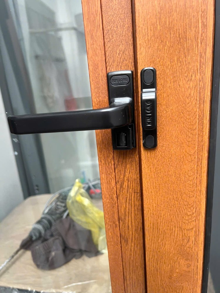 Phụ kiện cửa cần bảo hành rõ ràng