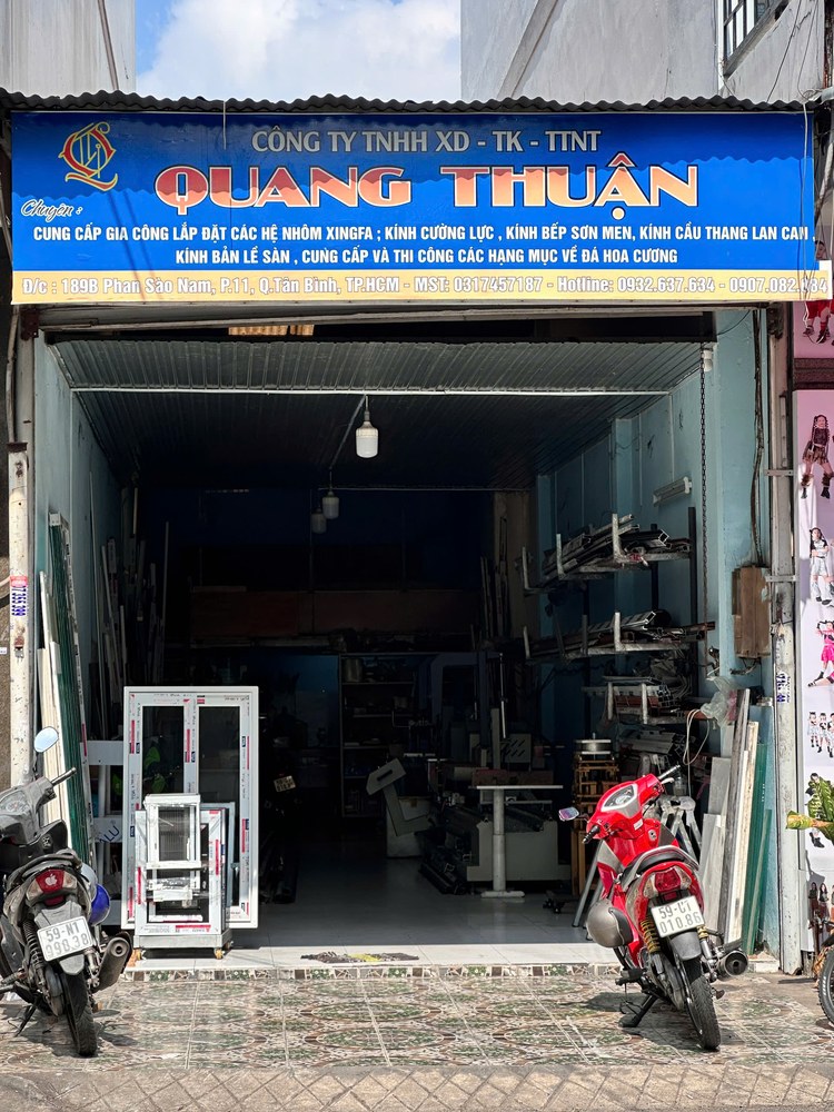 Khu vực xem mẫu cửa và phụ kiện